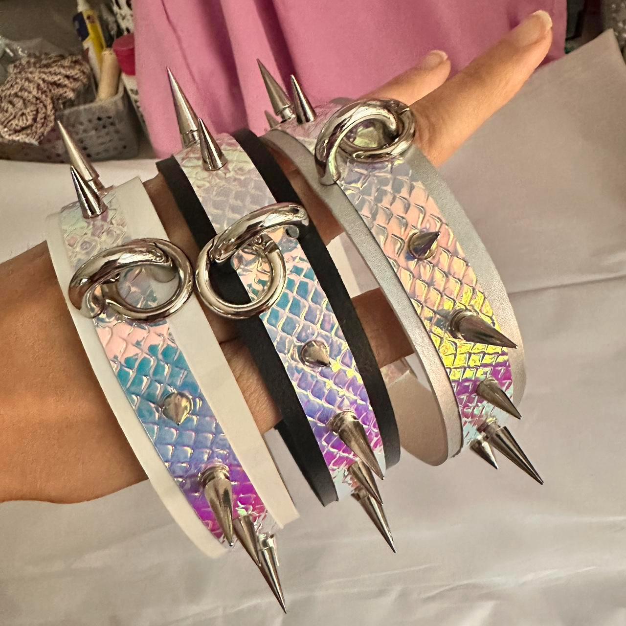 Iridescent spiked collar with silver ring and white band